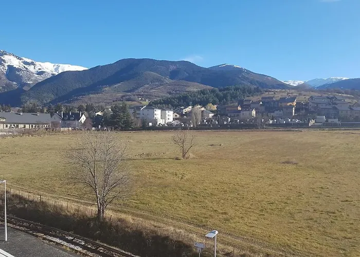 Loft mansardé du train jaune avec vue sur les montagnes
