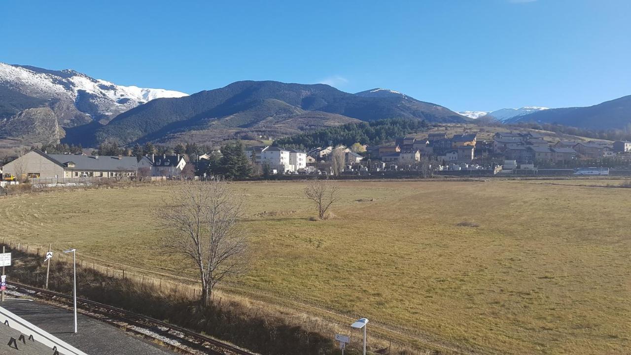 Séjour à la campagne Loft Mansardé Du Train Jaune Avec Vue Sur Les Montagnes *